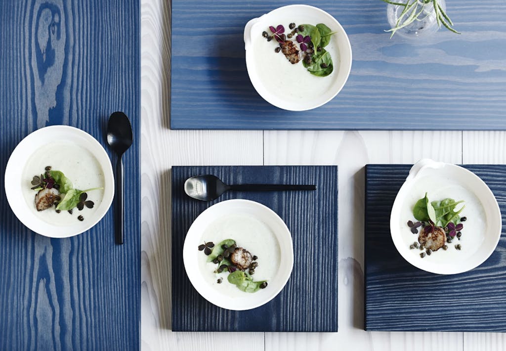 Blomkålssuppe med spinat, kammuslinger og kapers