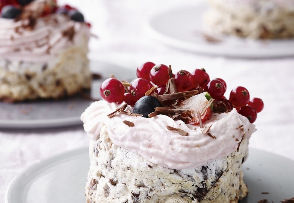 NØDDEKAGER MED JORDBÆRSKUM