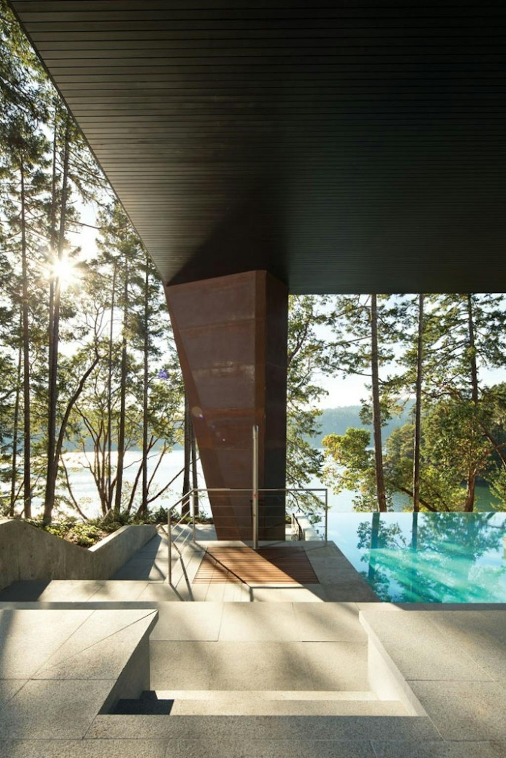 Infinity pool under tagudhænget