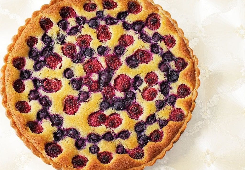 Frugttærte med to slags bær