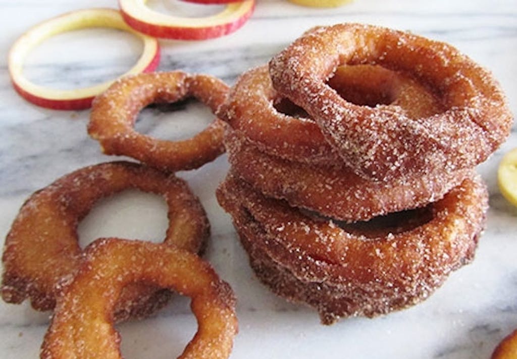 De færdige æbleringe med kanelsukker