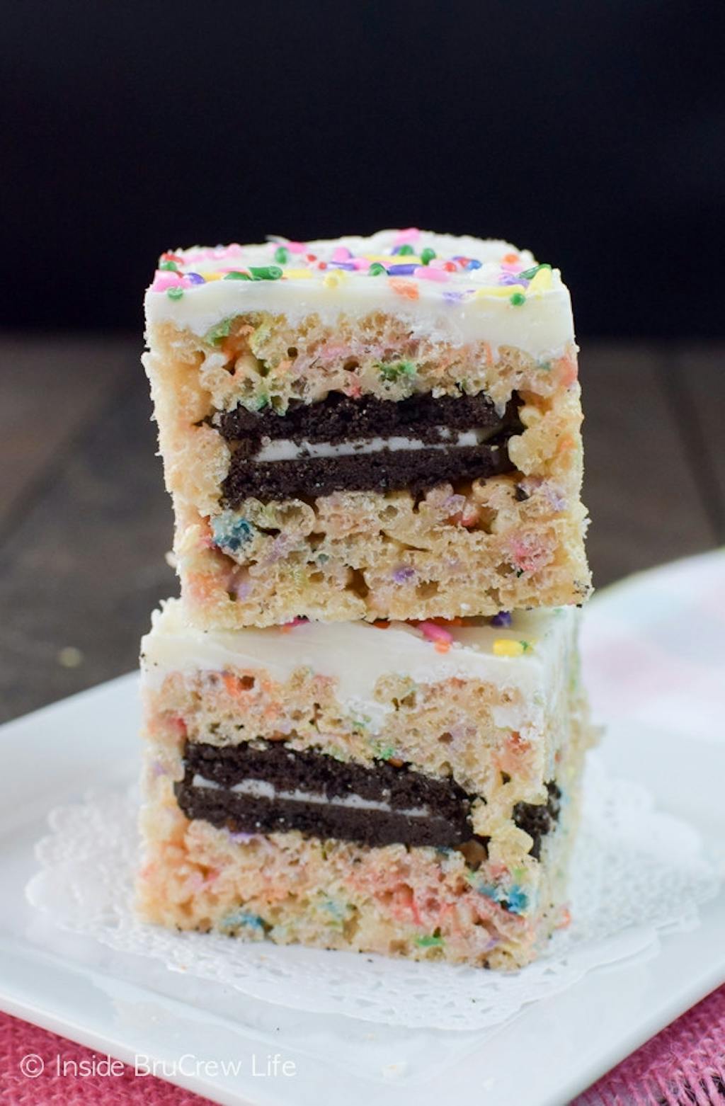 Rice Krispie-kager fyldt med Oreos