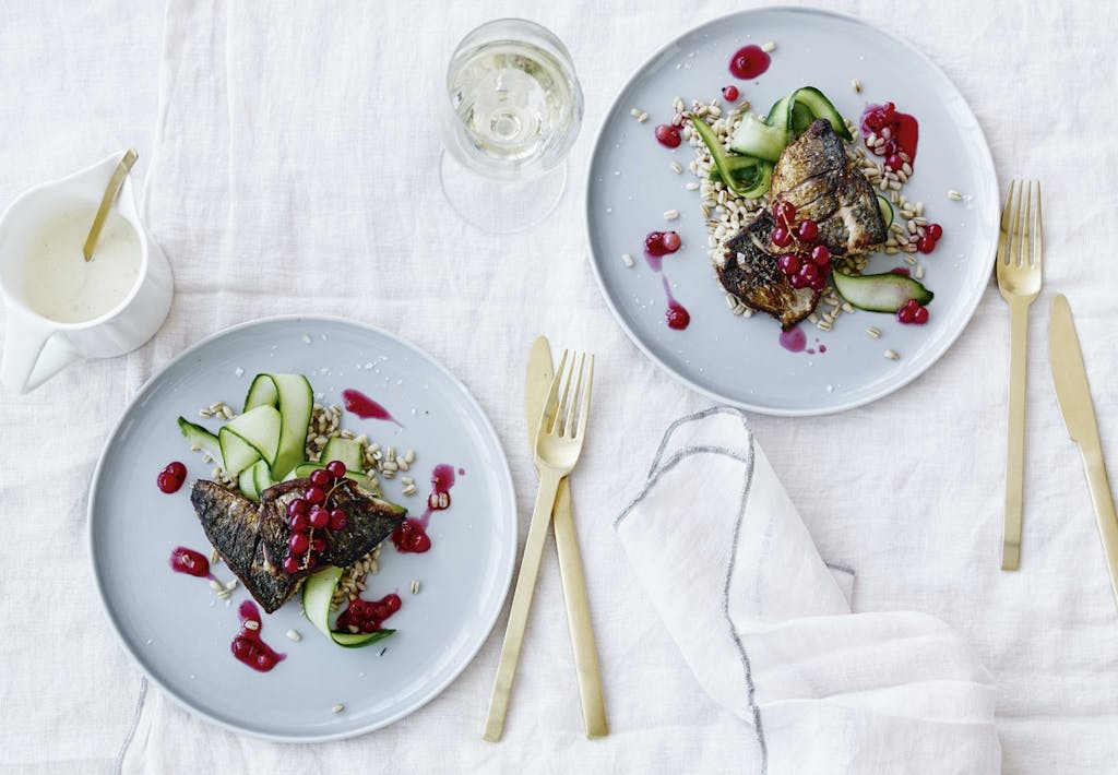 Skindstegt makrel med byg, sennepsfløde og rysteribs