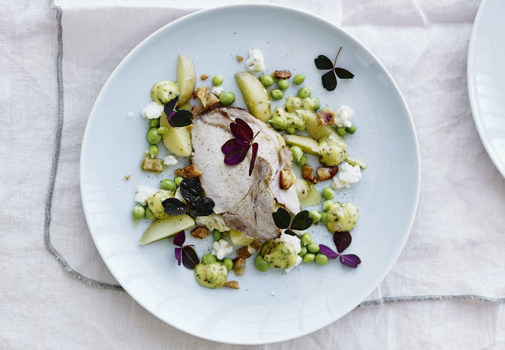 Svinekam med blomkål, ærter og løvstikkemayo