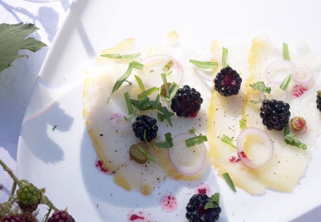 Røget helleflynder med rå brombærkompot