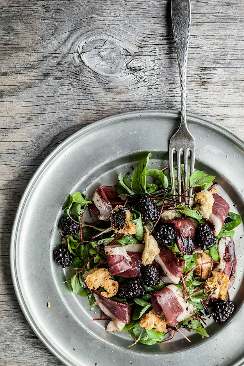 Salat med røget andebryst og brombær