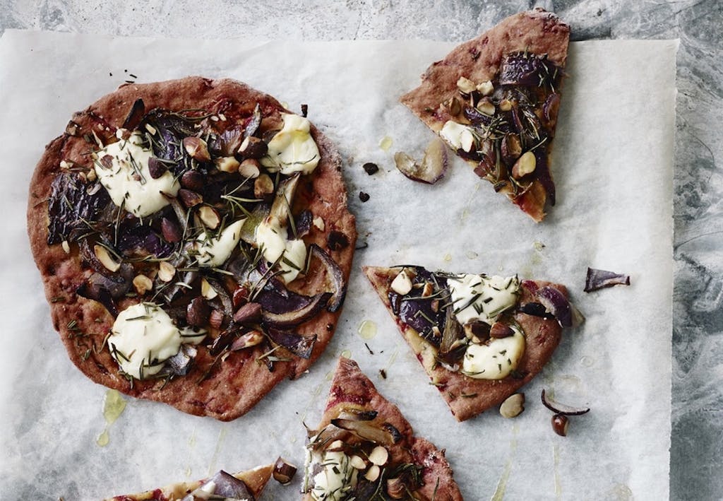Pizza med rødbede, ricotta og mandler