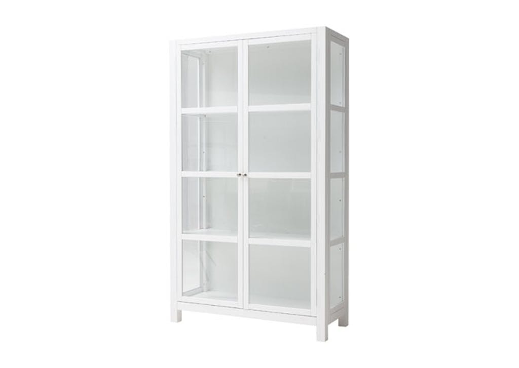 Hvidmalet vitrineskab