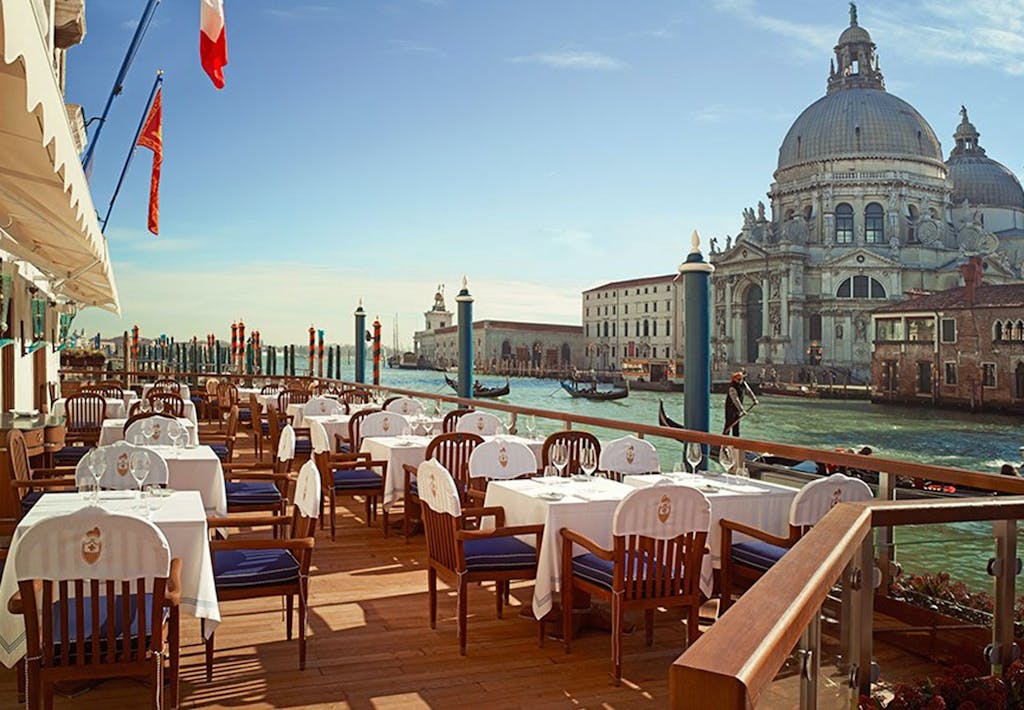 Klassiske Venedig-retter ved kanalen