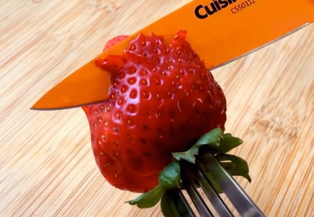 Smukke jordbær-roser i sommersalaten