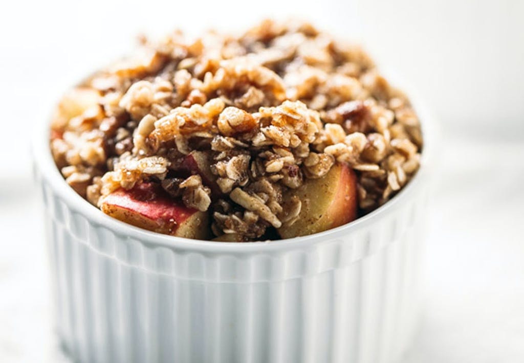 Æble-crumble med havregryn, kanel og honning