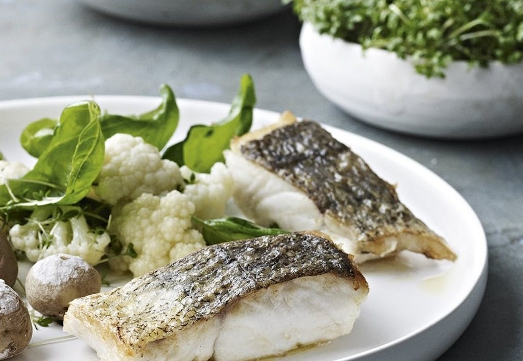 Skindstegt kulmule med nye saltbagte kartofler og ærtemayo