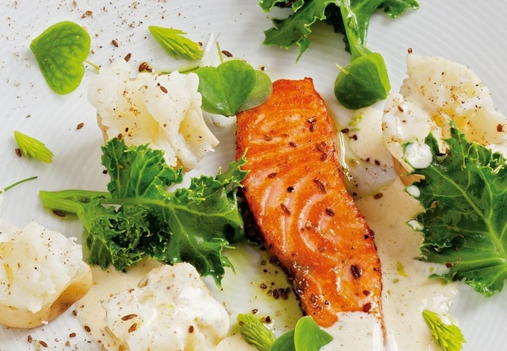 Kryddersaltet laks med nye kartofer og rødgradhollandaise