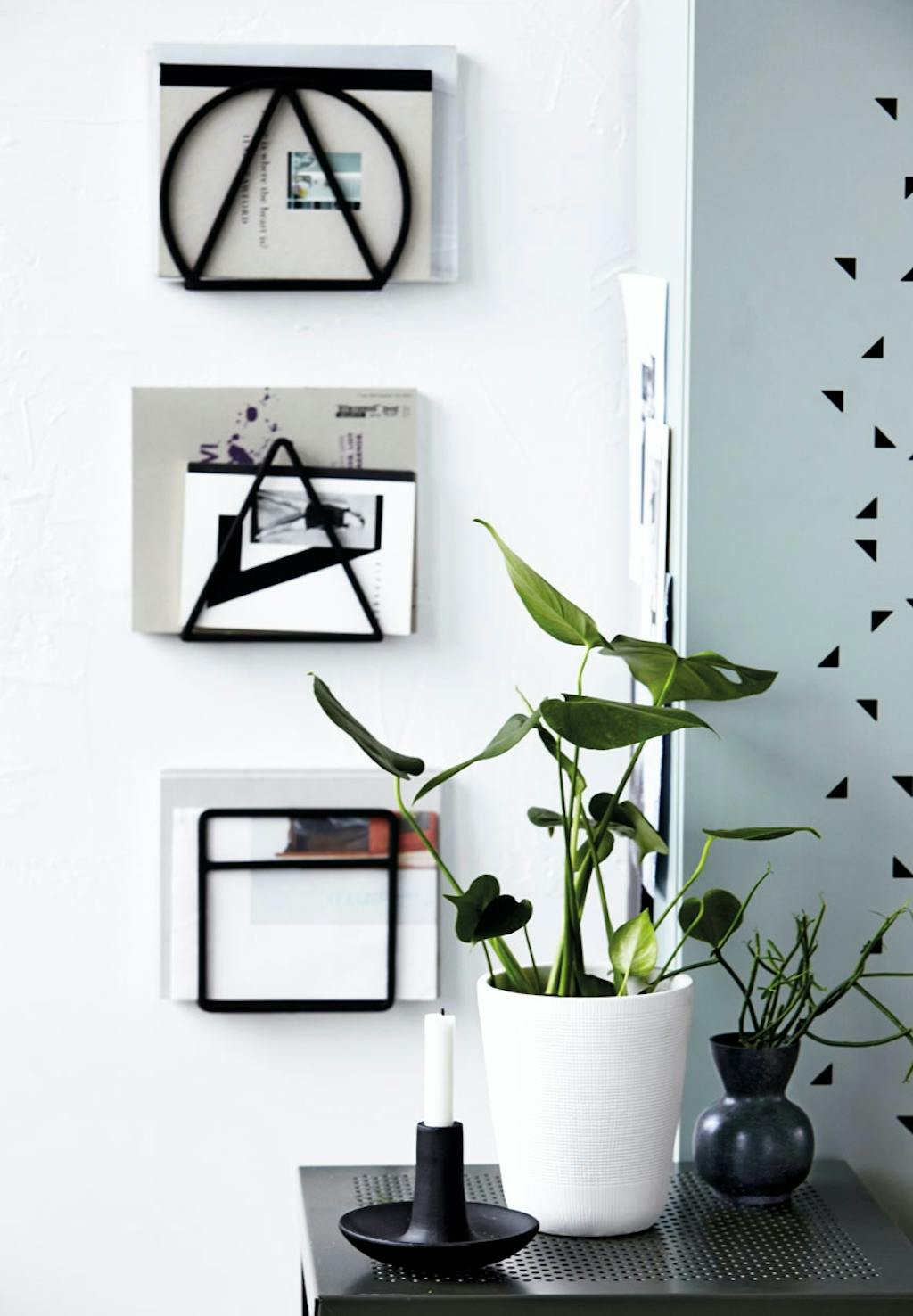 GRAFISKE MAGASINHOLDER