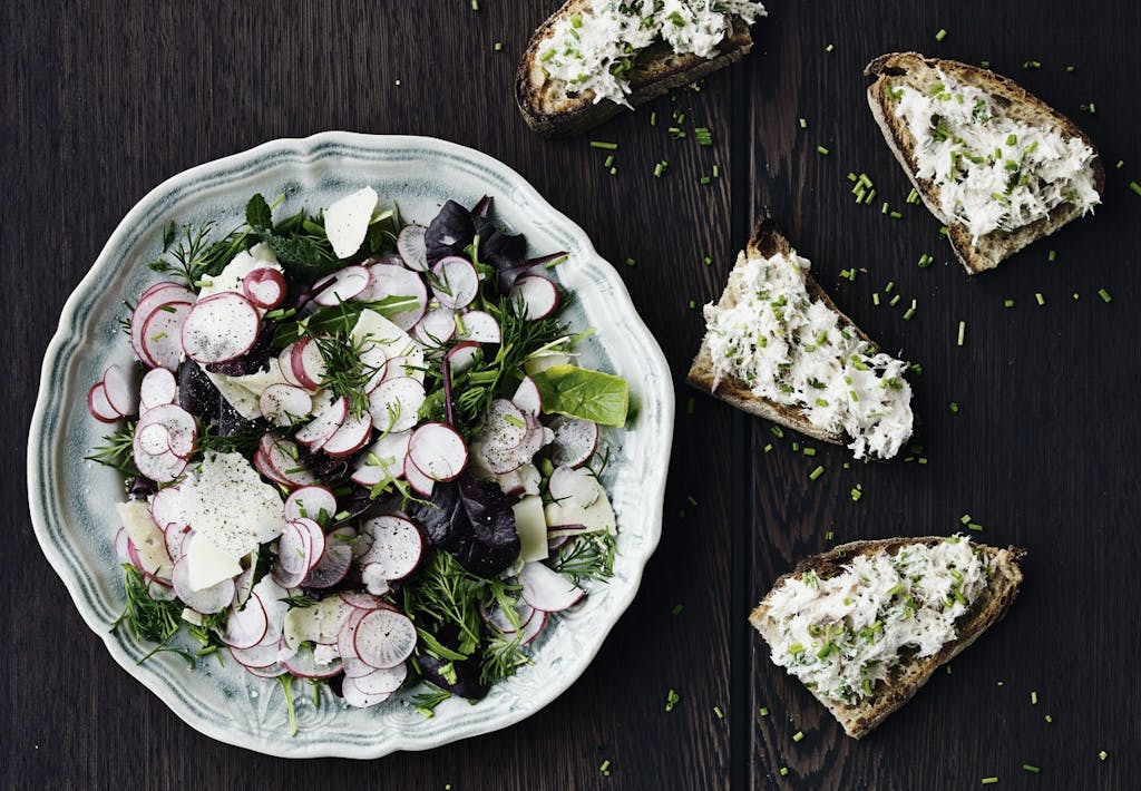 Opskrift på radise-salat og bruschetta med makrel
