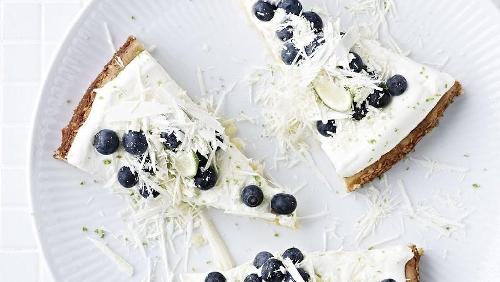 HVID CHOKOLADEKAGE MED LIME OG BLÅBÆR