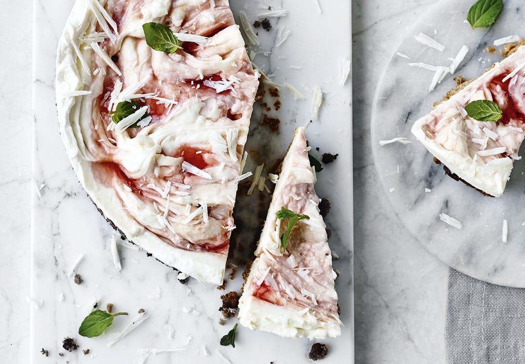 CHEESECAKE MED HYLDEBLOMST, RABABER OG HVID CHOKOLADE