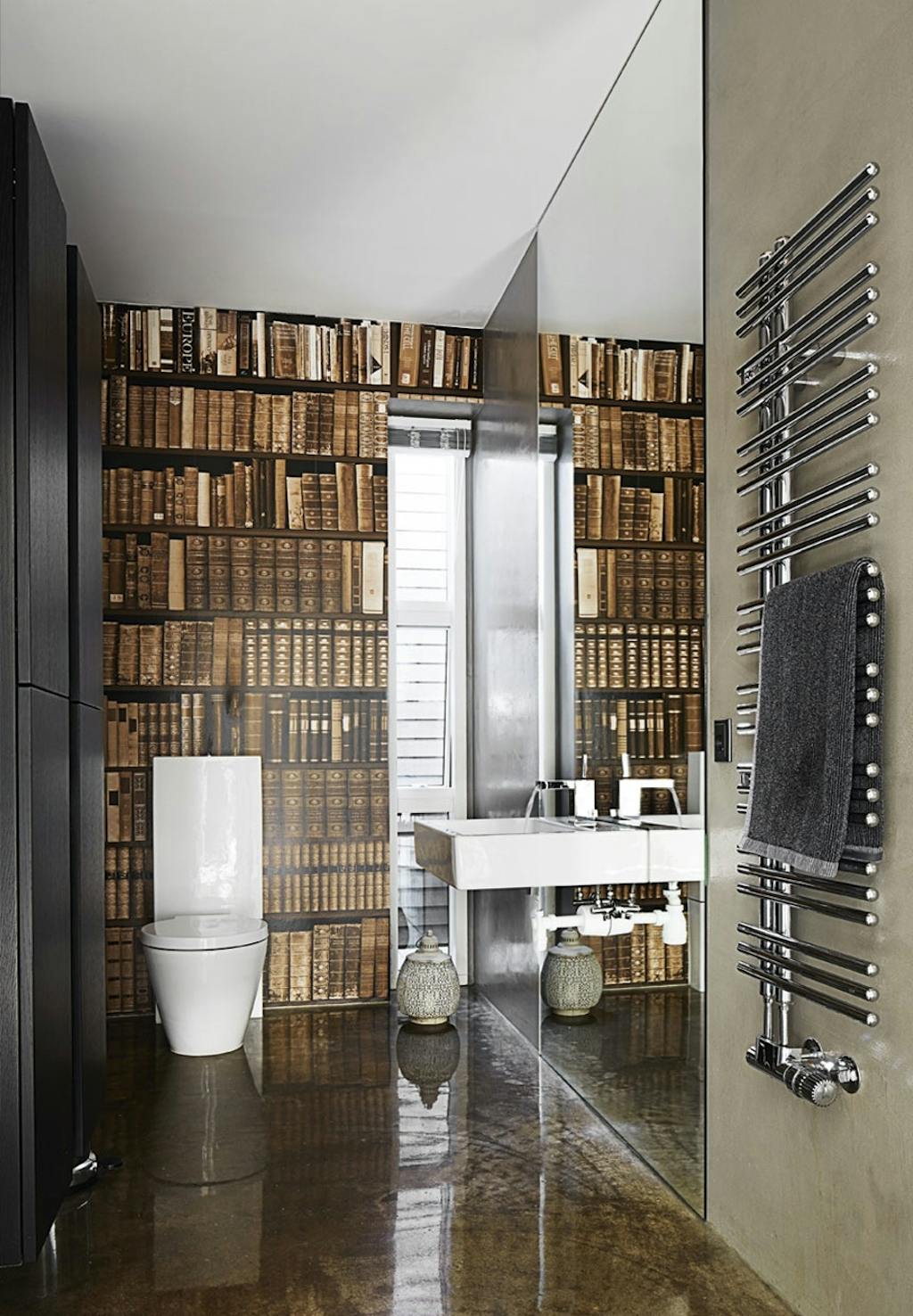 BADEVÆRELSE MED BIBLIOTEK