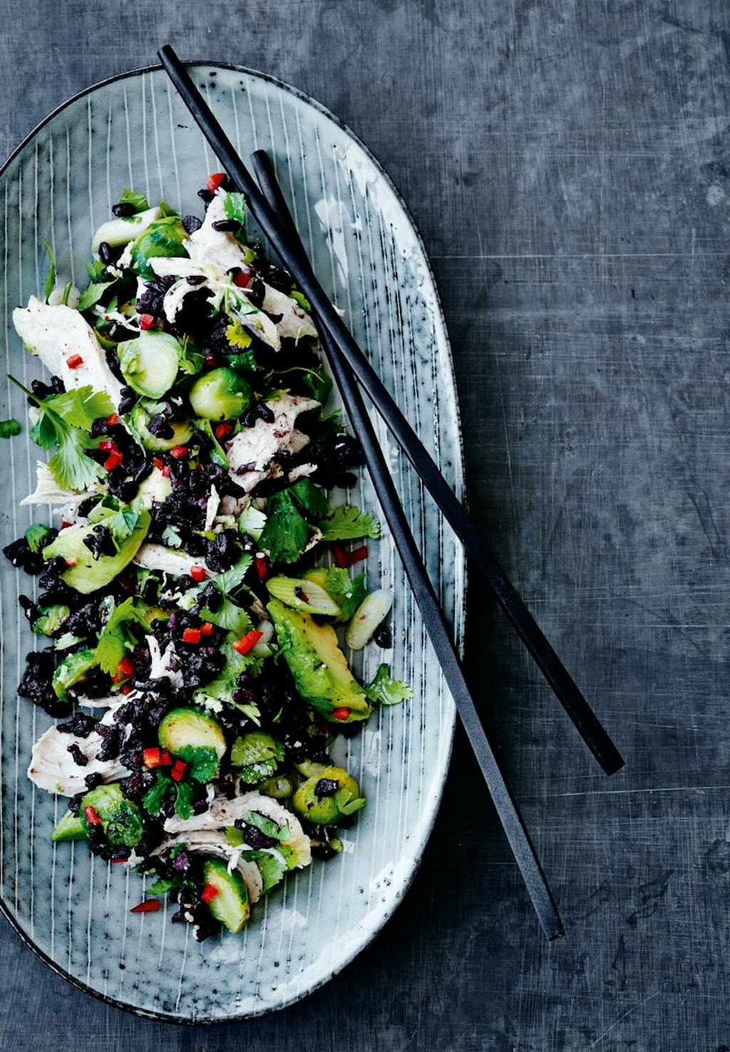 ASIATISK RISSALAT MED KYLLING OG ROSENKÅL