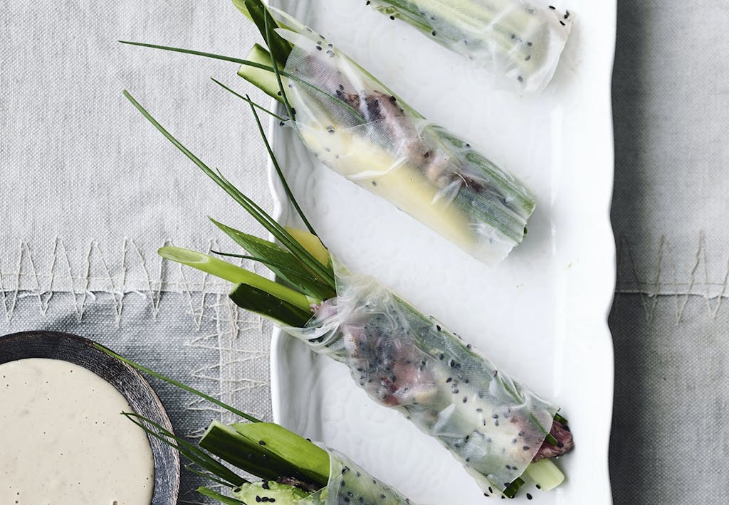 RISPAPIRRULLER MED OKSE, GRØNTSAGER OG PEANUTDIP