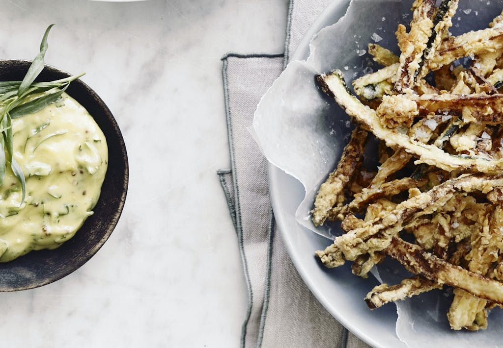 ZUCCHINIFRITTER MED ESTRAGON-MAYONNAISE