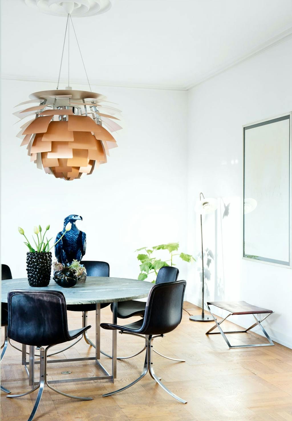 Koglen hænger over spisebord