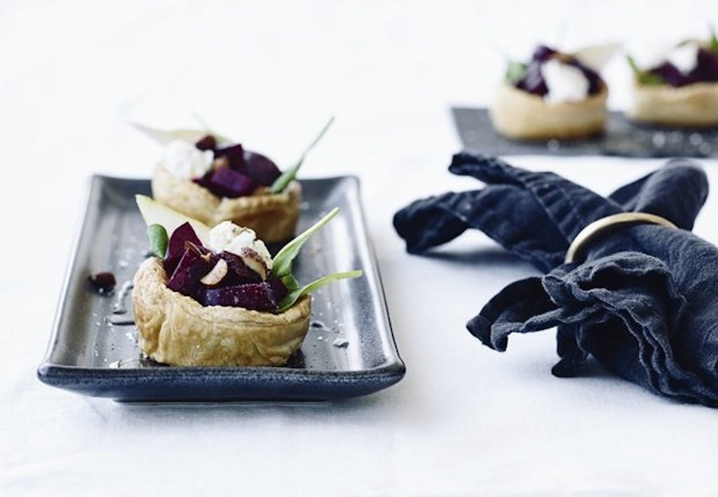Tarteletter med gedeost og rødbede