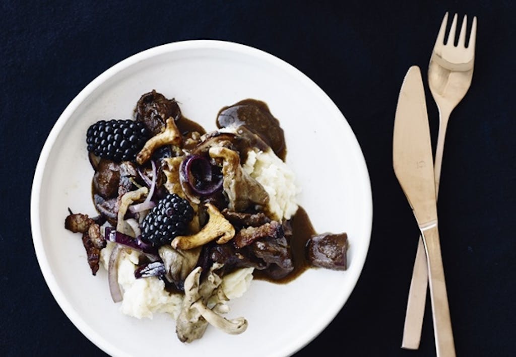 Ølbraiseret dyrevildt med brombær