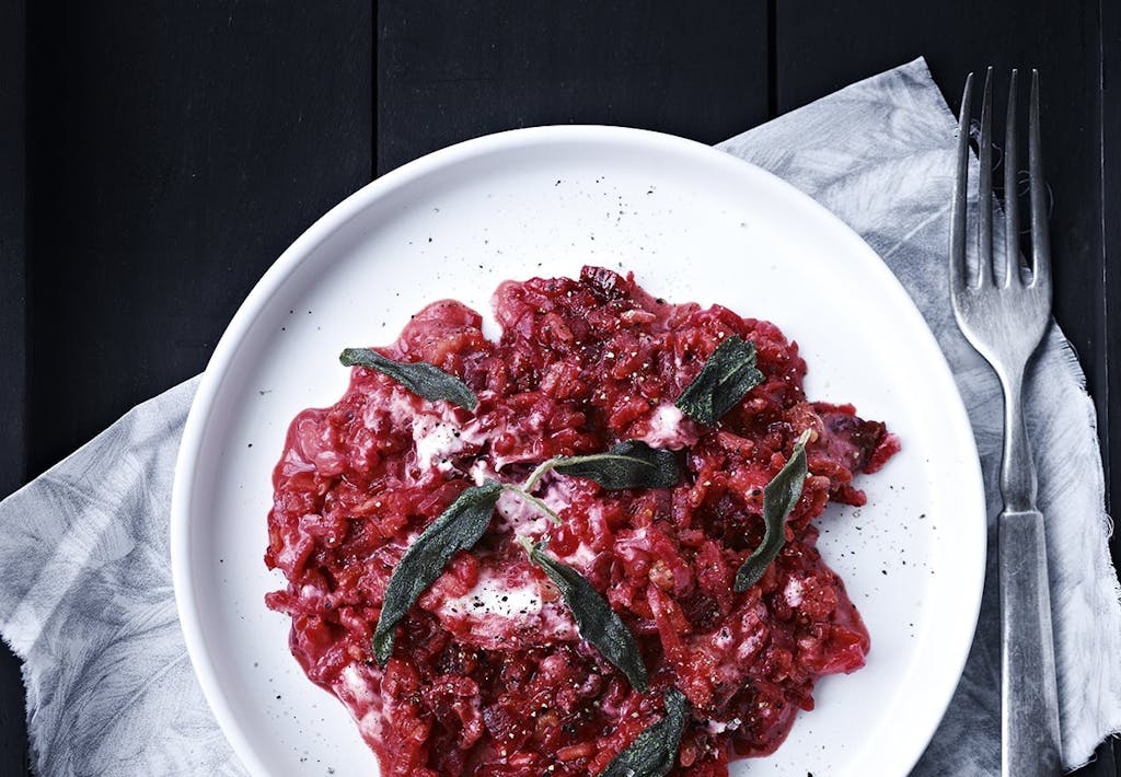 Rødbede-risotto med gedeost og friteret salvie