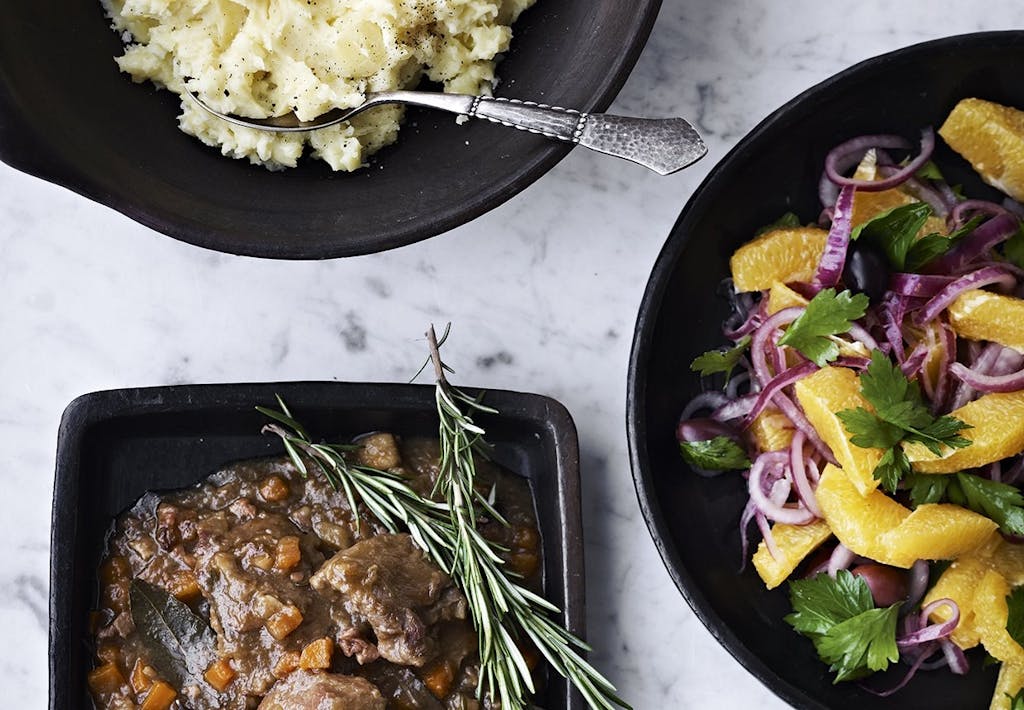 Ølbraiserede svinekæber med appelsinsalat og mos