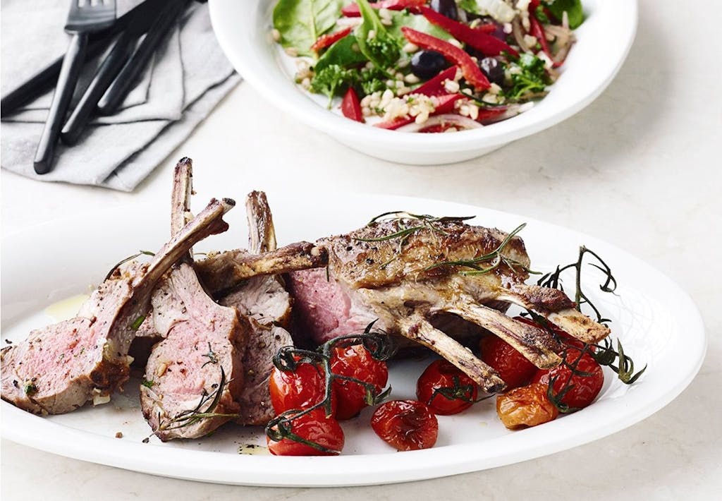 Lammekrone med perlebygsalat og bagte cherrytomater