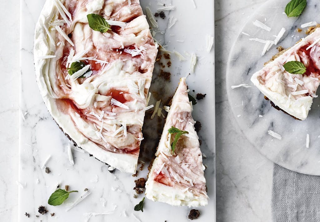 Cheesecake med hyldeblomst, rabarber og hvid chokolade