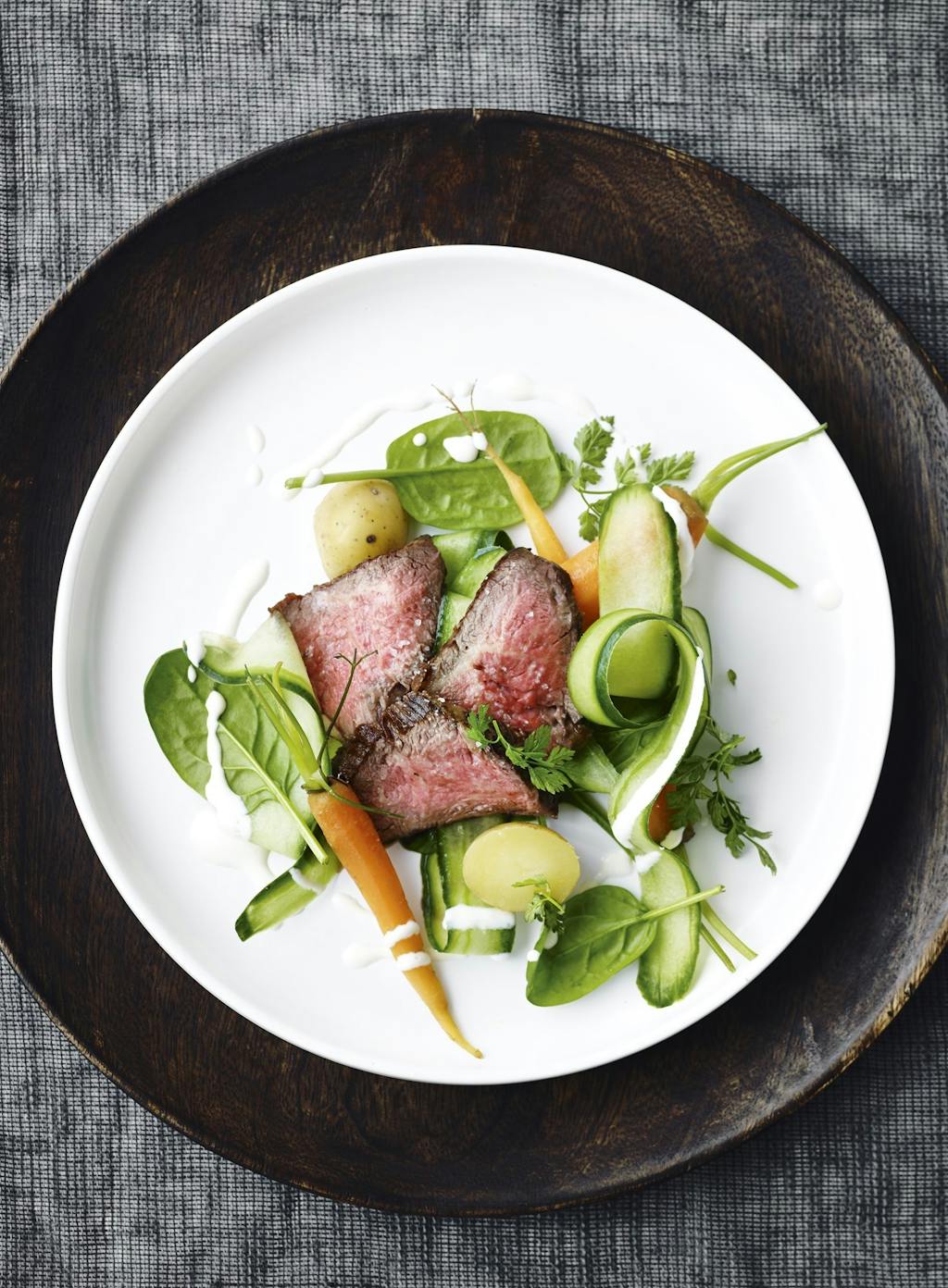 Sprøg oksefilet med grønt og mormordressing