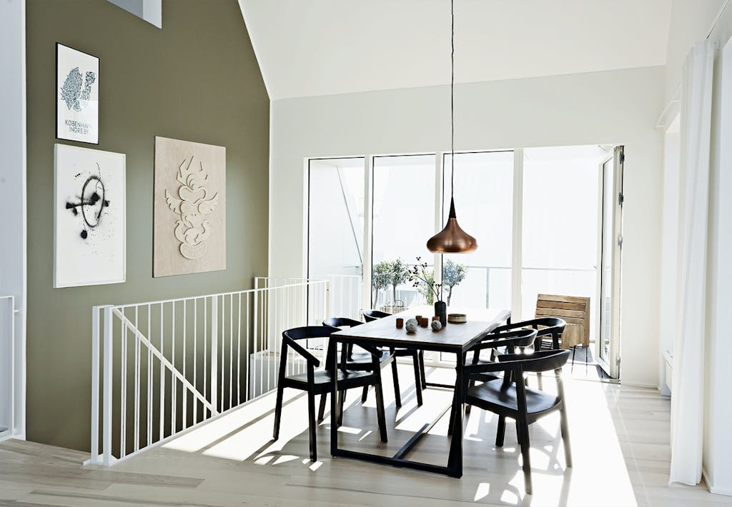 Trappe med spisebord ved Århus Ø/Århus havn.