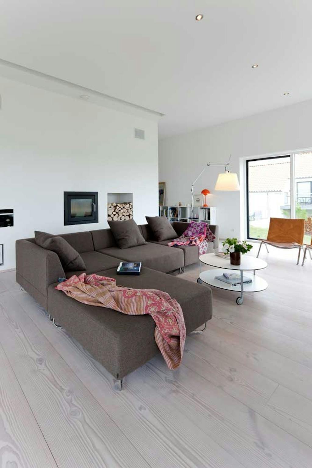 I stuen spiller den store Bolia-flyder