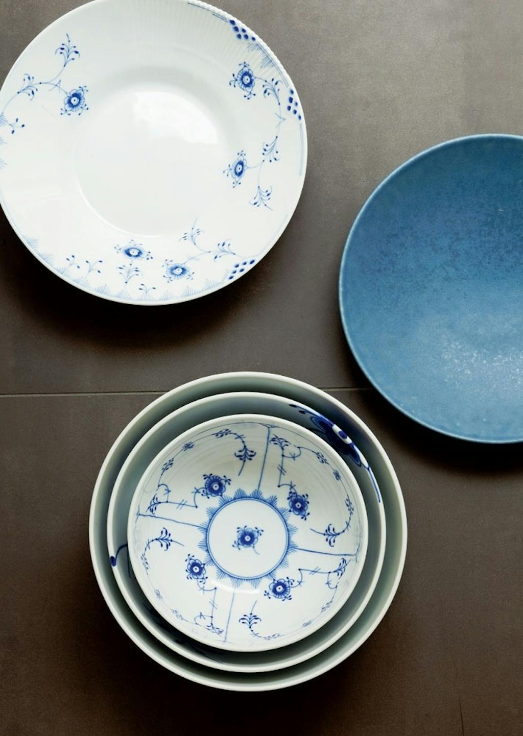 Klassisk, fint stel møder mere rå keramik