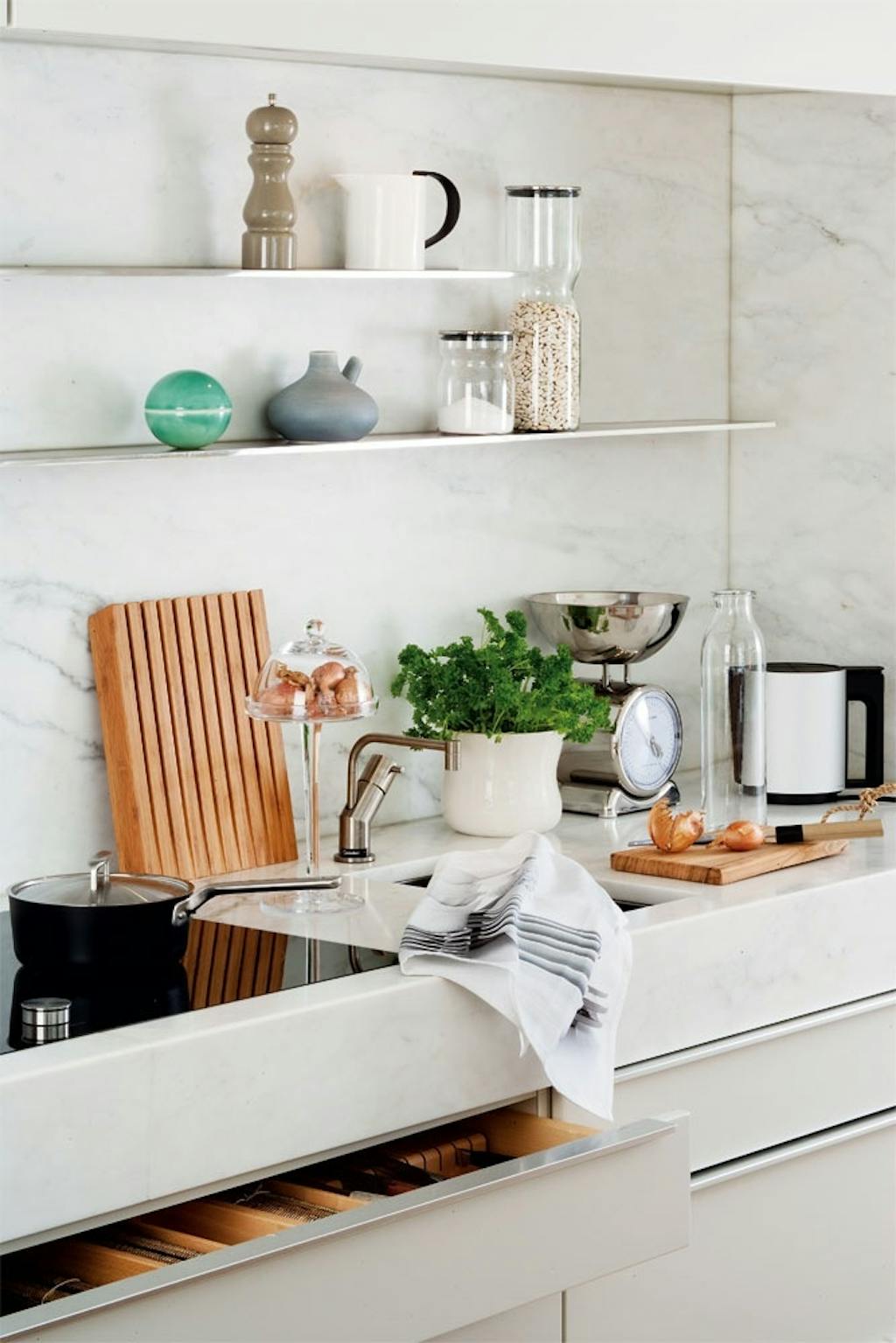 Lyst, lækkert og personligt på både hylder og bord