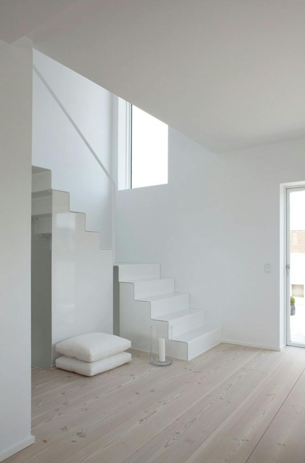 Den hvide, højglanslakerede metaltrappe