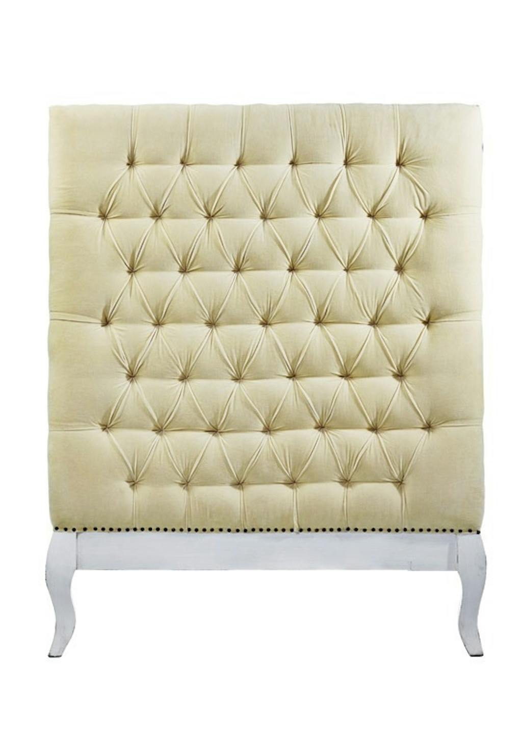 Sengegavlen i cremefarvet velour Sengegavlen i cremefarvet velour