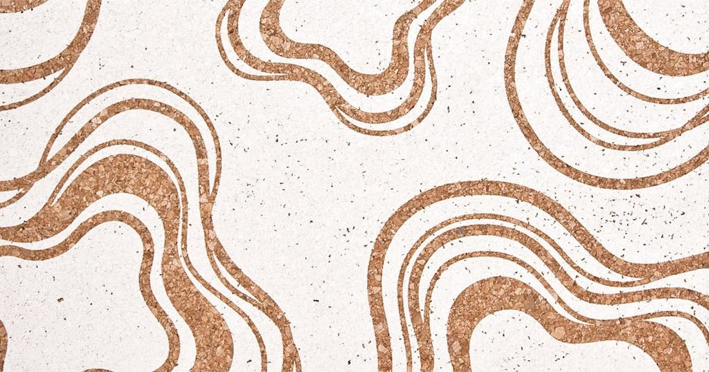 Dækkeserviet i rester fra korkpropproduktion Dækkeserviet i rester fra korkpropproduktion