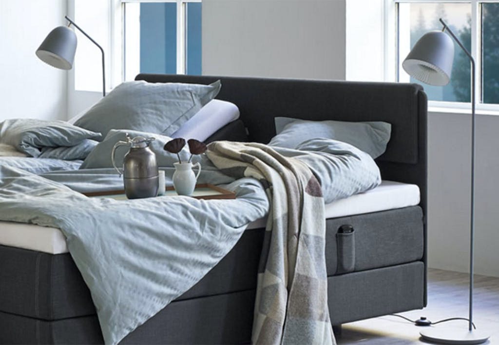 Seng med indbygget sengegavl