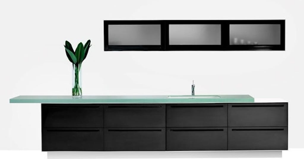 Sort køkken med aquafarvet bordplade Sort køkken med aquafarvet bordplade