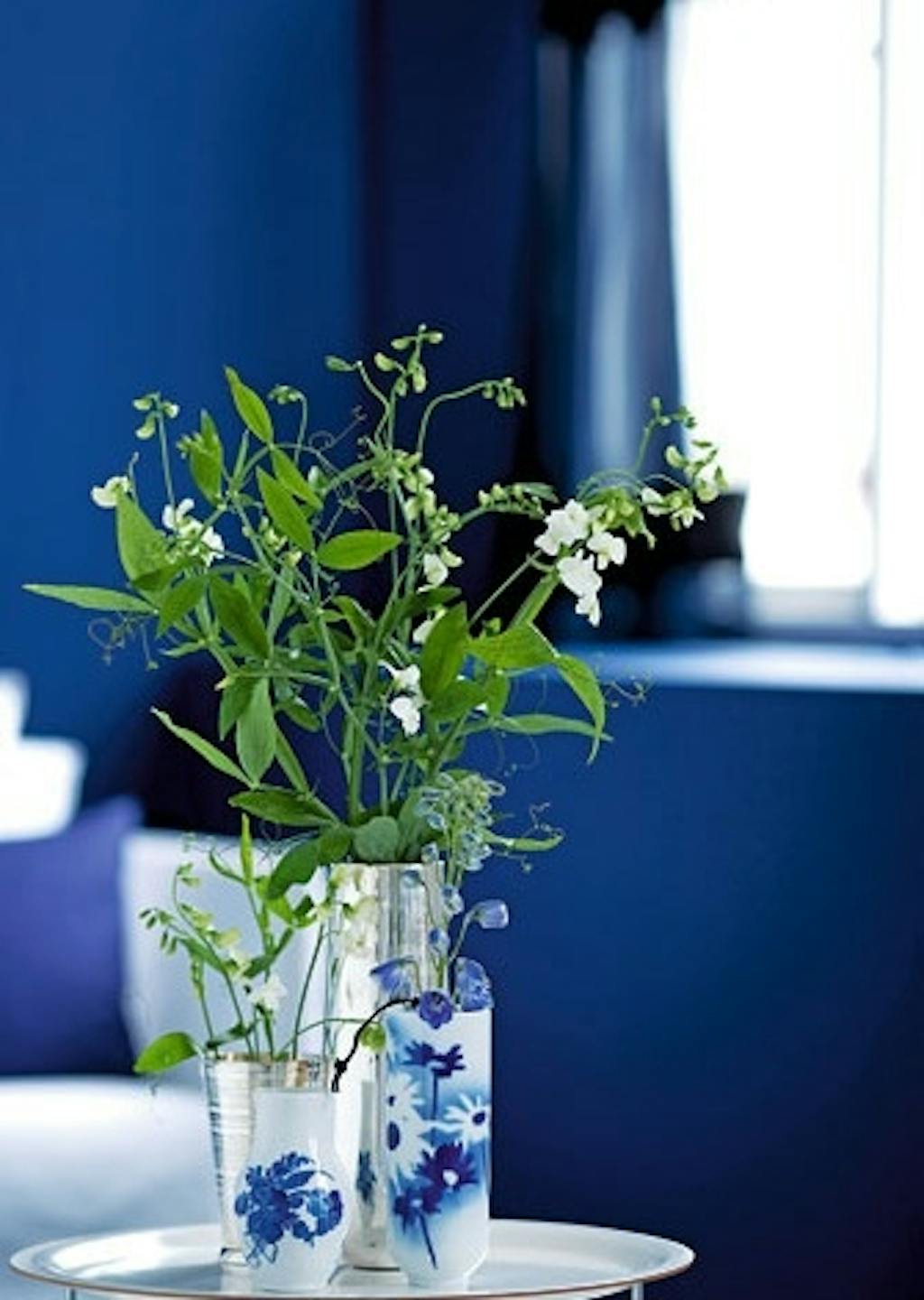 Vælg hvide vaser med blå dekoration