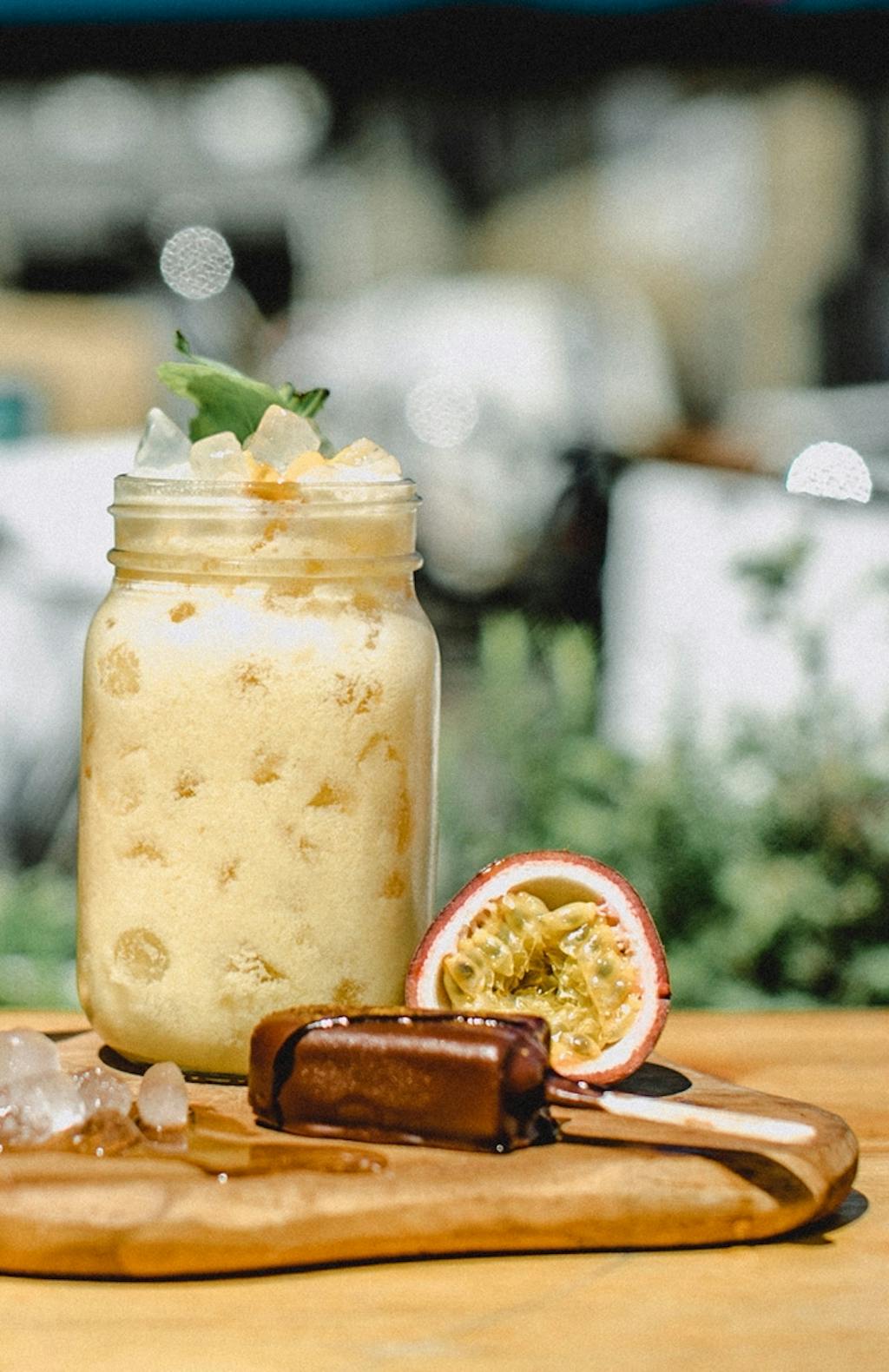 drink mason jar glas cocktail passionsfrugt whiskey