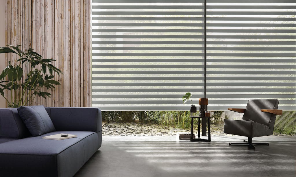 Smuk indretning med persiennegardiner i dagligstue