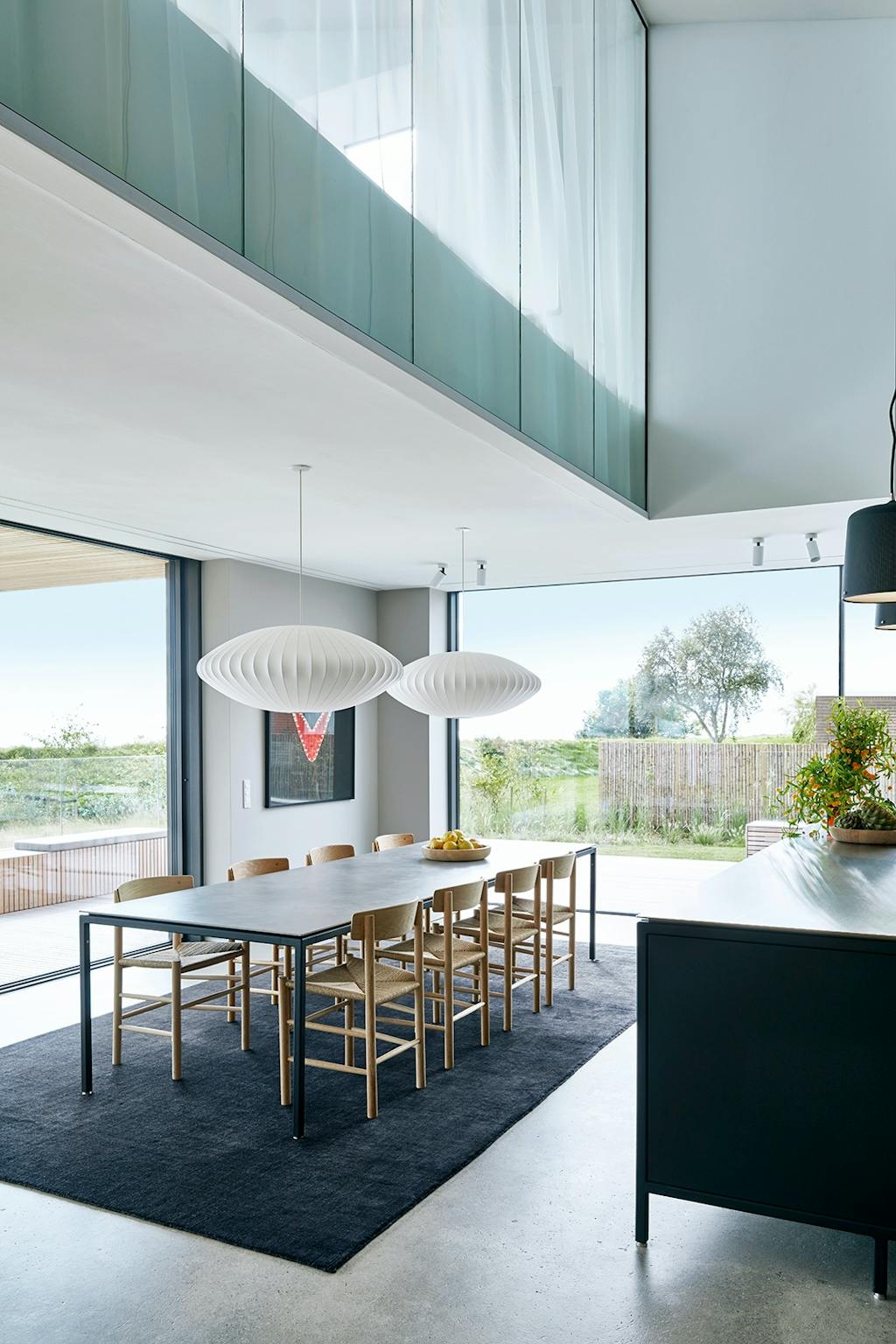 spisestue bord udsigt køkken moderne