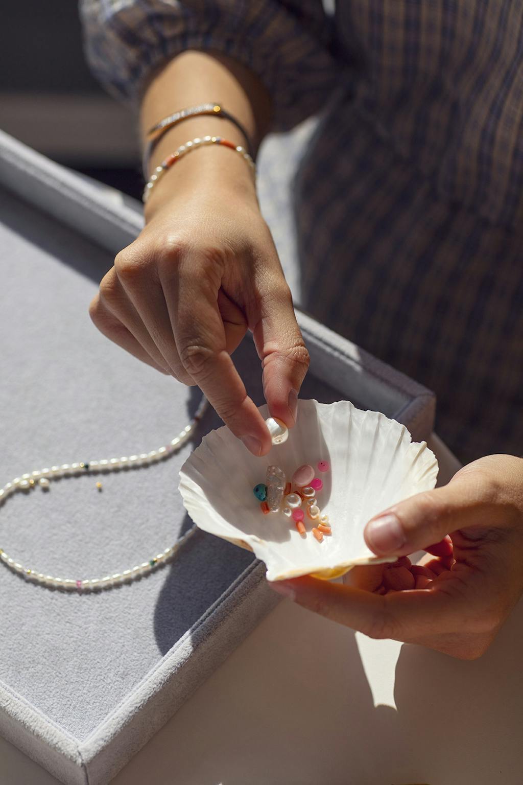 Smykbar perler i en konkylie