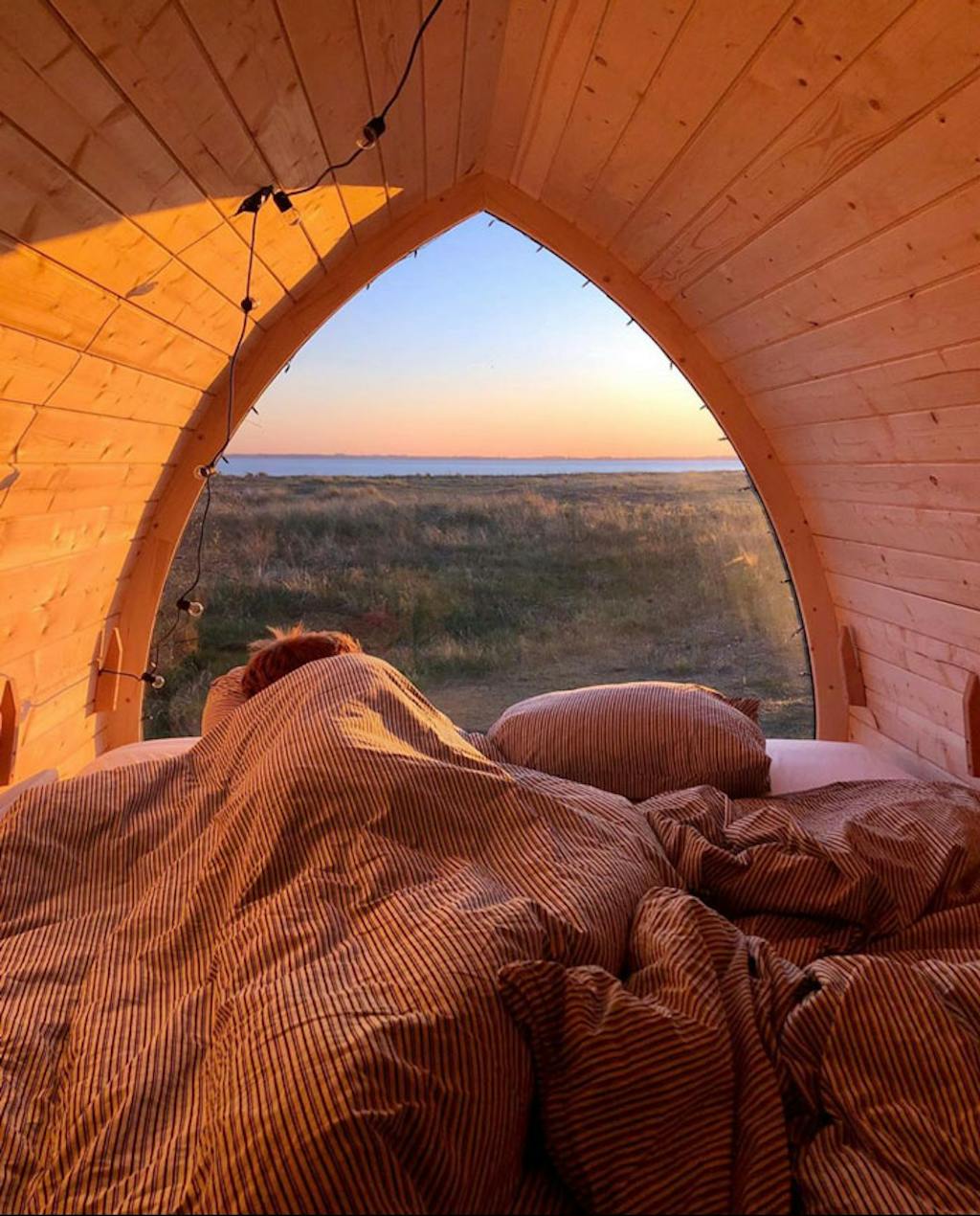 et surfshack ved Lynæs Surfcenter med udsigt til vandet