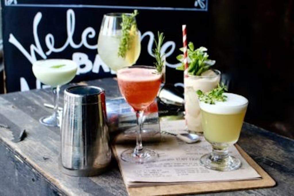 Cocktails på Bar Next Door