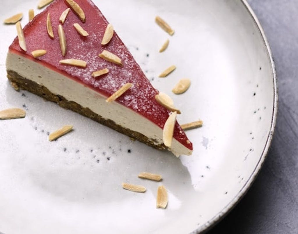 Cheesecake med kanel og pebernødder Cheesecake med kanel og pebernødder